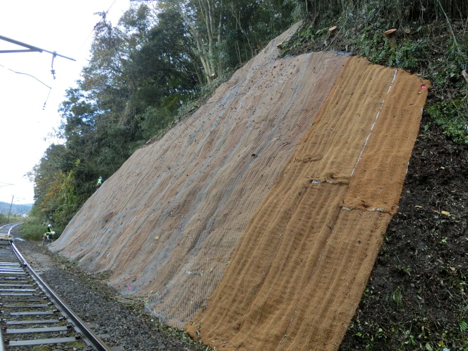 鉄道のり面修繕工事 – 太陽と緑の国づくり 日本植生株式会社