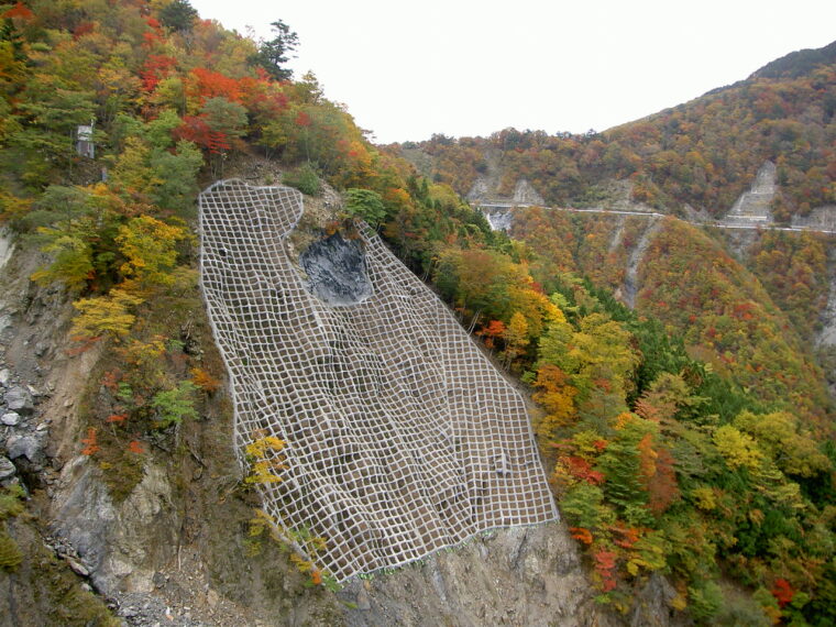 吹川地区富士の池地すべり防止工事