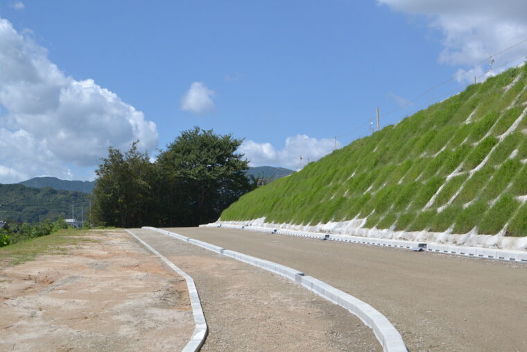 東九州道野々河内地区外法面緑化工事