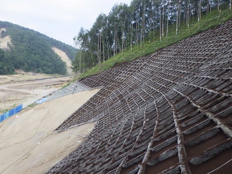 施工中③植生基材（ソイルファクター）吹付