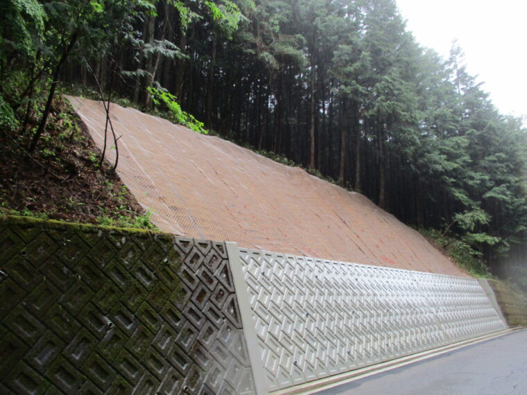 椛川ダム法面排水工事