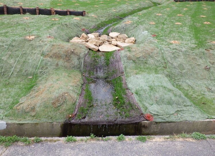 末端部では石積の桝で水流を減勢させている