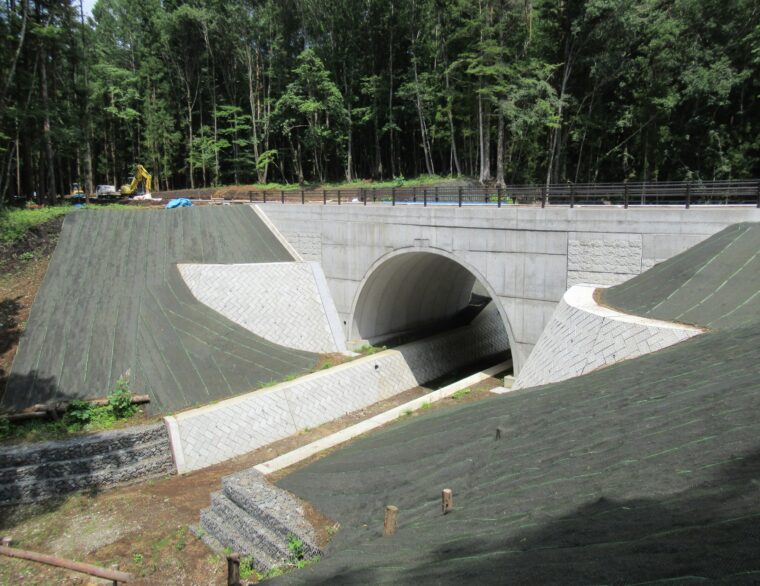 宇留地越の原線法面工事