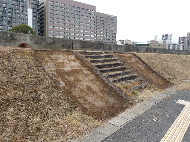 施工前(表土剥ぎ取り完了)