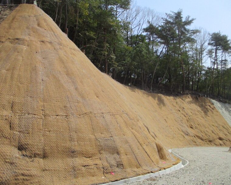 民家下急傾斜崩壊対策工事