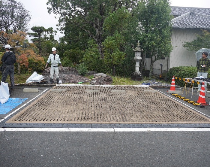 芝生保護材設置と基材充填