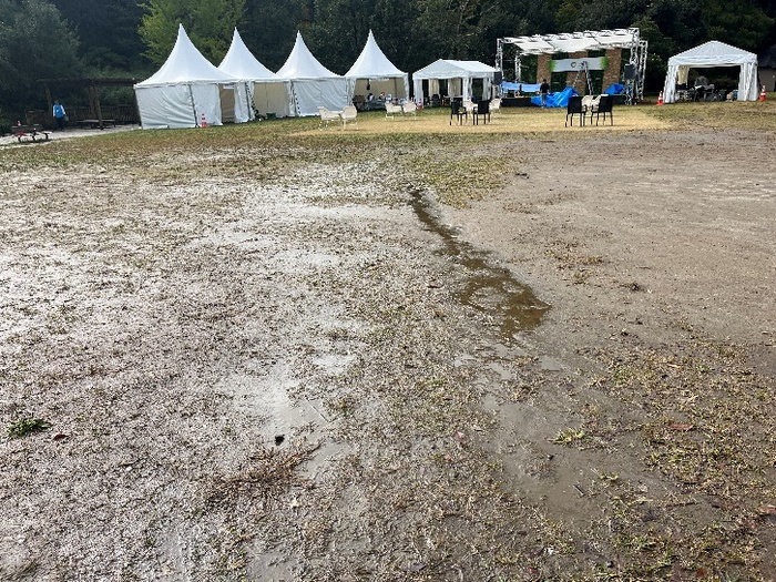 雨後（未施工区は水たまりになっている）
